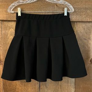 Pleated juniors schoolgirl mini skirt size L but runs small. More like a M.